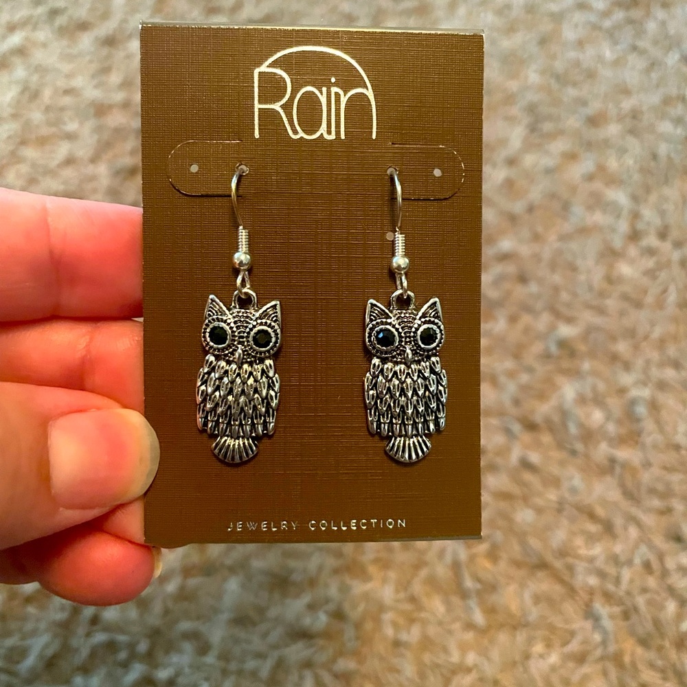 Cute owl hanging earrings. Silver with black eyes. Detailed. New.
